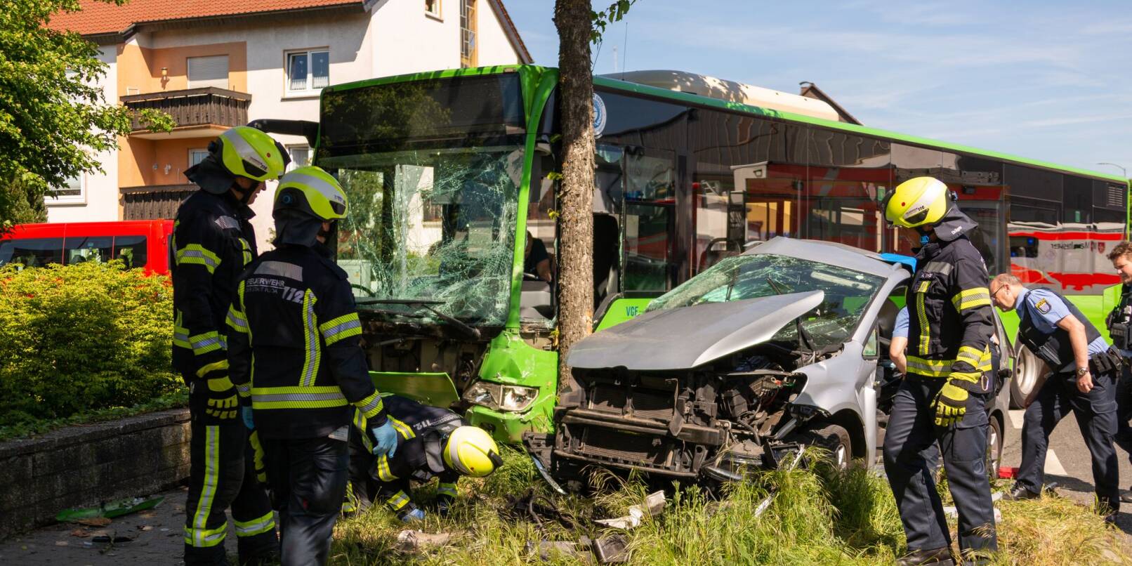 Folgenschwerer Unfall mit einem Linienbus in Fulda: Ein Autofahrer stirbt, fünf weitere Menschen werden teils schwer verletzt. Folgenschwerer Unfall mit einem Linienbus in Fulda: Ein Autofahrer stirbt, fünf weitere Menschen werden teils schwer verletzt.