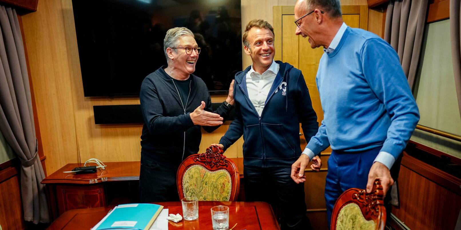 Auf dem Weg nach Kiew besprechen sich Präsident Emmanuel Macron, Bundeskanzler Friedrich Merz und Premierminister Keir Starmer - und wegen der anwesenden Presse räumt Macron noch schnell etwas vom Tisch, was später für Gerüchte sorgt. Auf dem Weg nach Kiew besprechen sich Präsident Emmanuel Macron, Bundeskanzler Friedrich Merz und Premierminister Keir Starmer - und wegen der anwesenden Presse räumt Macron noch schnell etwas vom Tisch, was später für Gerüchte sorgt.