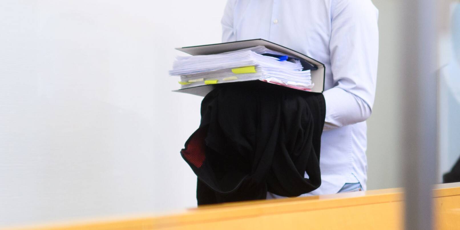 Der angeklagte Staatsanwalt betritt den Gerichtssaal. Der angeklagte Staatsanwalt betritt den Gerichtssaal.