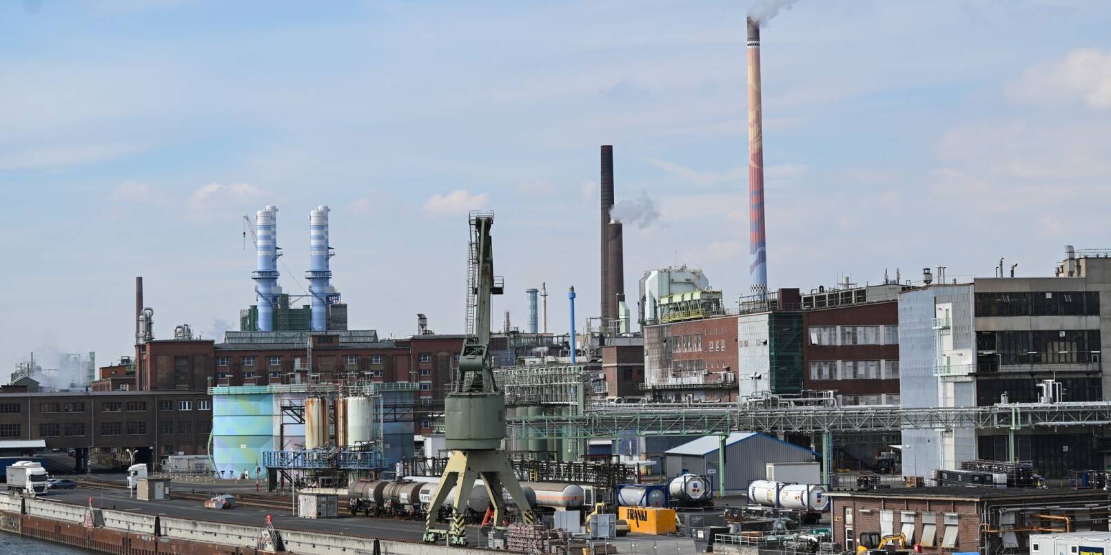Bayer will seinen Standort im Frankfurter Industriepark Höchst aufgeben (Archivbild) Bayer will seinen Standort im Frankfurter Industriepark Höchst aufgeben (Archivbild)