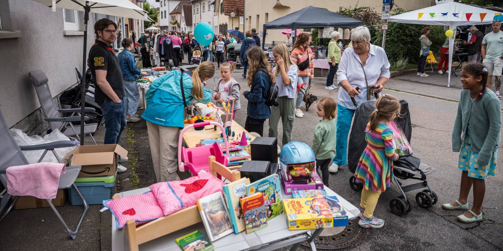 Zum sechsten Mal wird in Hemsbach jetzt der Flohmarkt veranstaltet, bei dem jeder Teilnehmer auf dem eigenen Grundstück verkaufen kann. (Archivbild) Zum sechsten Mal wird in Hemsbach jetzt der Flohmarkt veranstaltet, bei dem jeder Teilnehmer auf dem eigenen Grundstück verkaufen kann. (Archivbild)