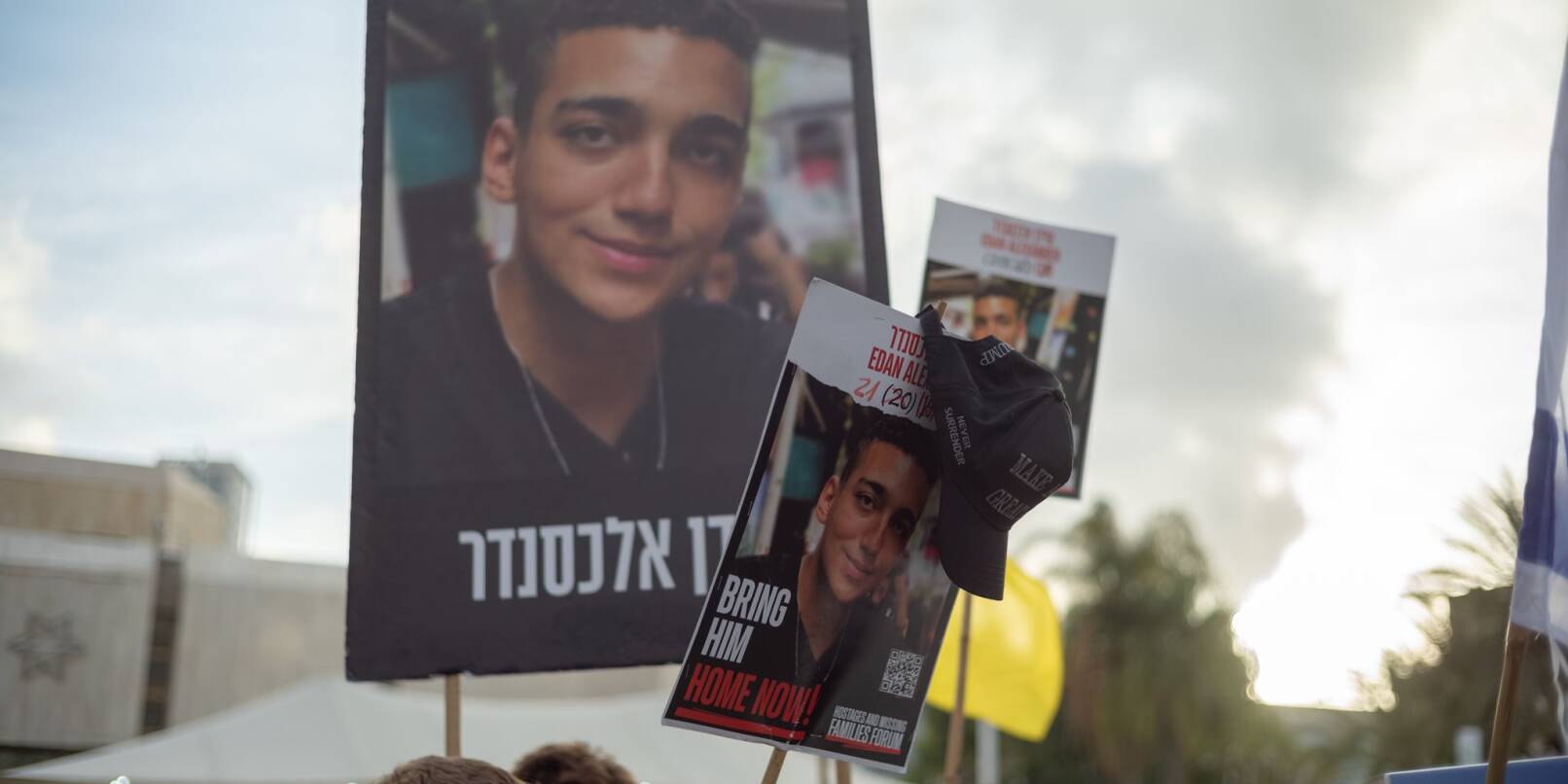Der Soldat Edan Alexander wurde am 7. Oktober 2023 während des Hamas-Massakers von einem Militärstützpunkt entführt. Der Soldat Edan Alexander wurde am 7. Oktober 2023 während des Hamas-Massakers von einem Militärstützpunkt entführt.