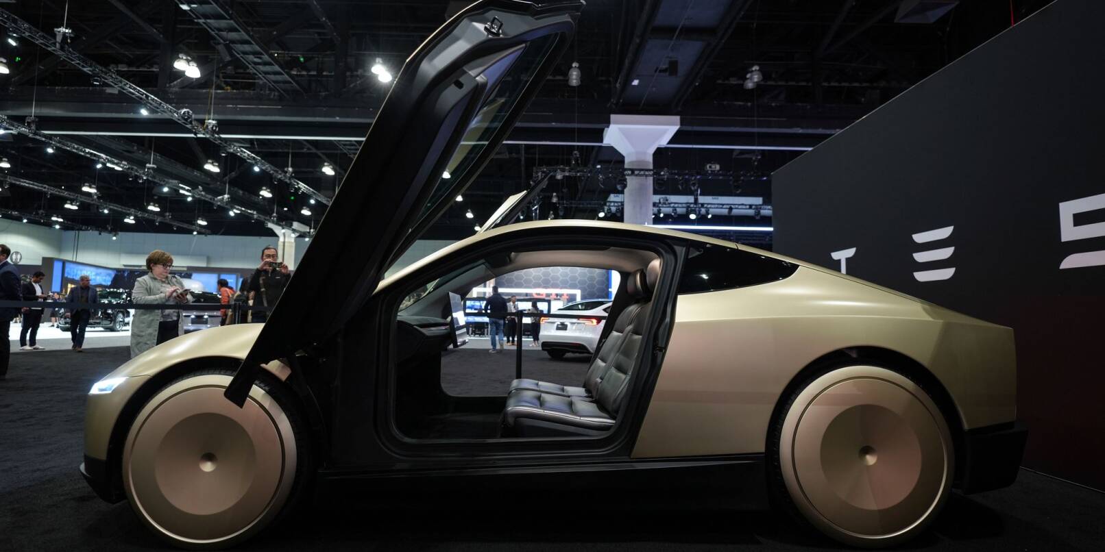 Ein Robotaxi-Fahrzeug ohne Lenkrad und Pedale will Tesla von 2026 an bauen. (Archivbild) Ein Robotaxi-Fahrzeug ohne Lenkrad und Pedale will Tesla von 2026 an bauen. (Archivbild)