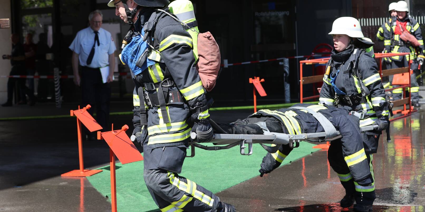 Die freiwilligen Feuerwehren üben beim Kreisentscheid der Leistungsübungen der hessischen Feuerwehren im Hof der Rimbacher Martin-Luther-Schule den Ernstfall. Die freiwilligen Feuerwehren üben beim Kreisentscheid der Leistungsübungen der hessischen Feuerwehren im Hof der Rimbacher Martin-Luther-Schule den Ernstfall.