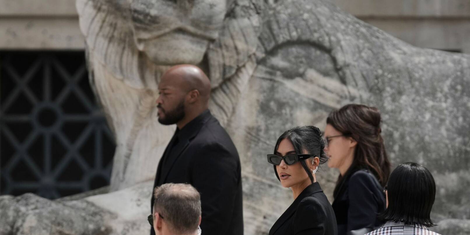 Kim Kardashian berichtete vor Gericht von ihrer Panik und Todesangst während des Raubüberfalls auf sie. Kim Kardashian berichtete vor Gericht von ihrer Panik und Todesangst während des Raubüberfalls auf sie.