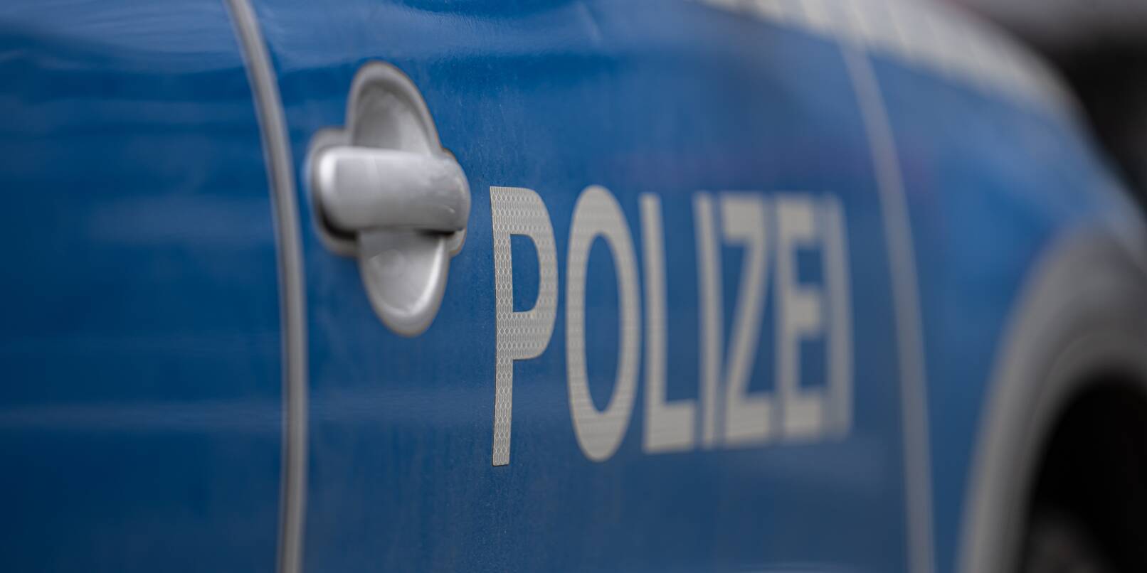 Der Mann krachte gegen einen Laternenmast (Symbolbild). Der Mann krachte gegen einen Laternenmast (Symbolbild).