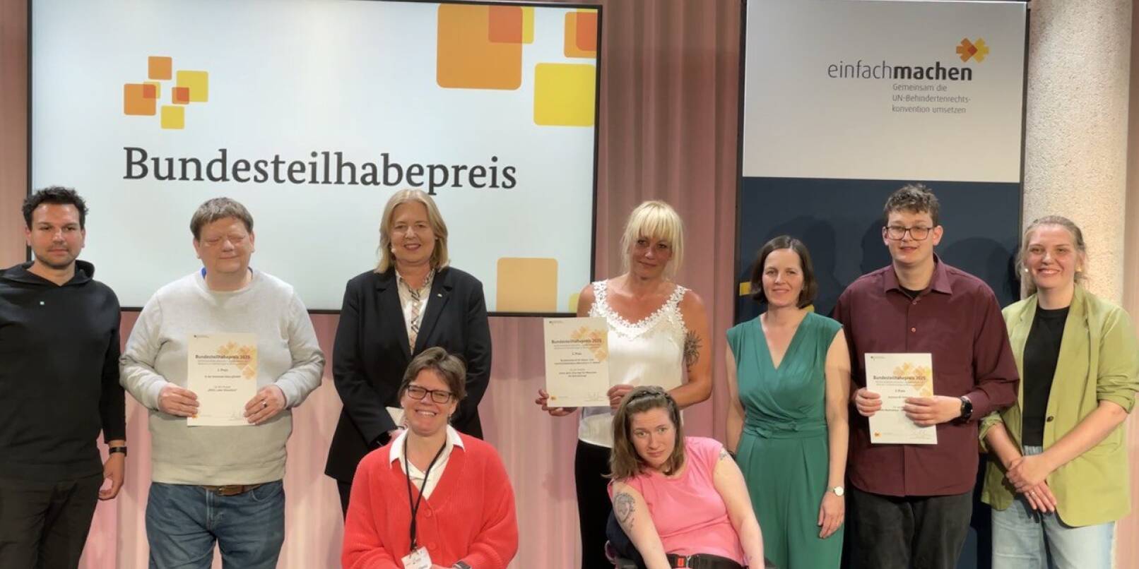 Anne-Kathrin Keuk und Ole Frahling (von rechts) freuen sich gemeinsam mit Ministerin Bärbel Bas (stehend, Fünfte von rechts) und den anderen Preisträgern. Anne-Kathrin Keuk und Ole Frahling (von rechts) freuen sich gemeinsam mit Ministerin Bärbel Bas (stehend, Fünfte von rechts) und den anderen Preisträgern.