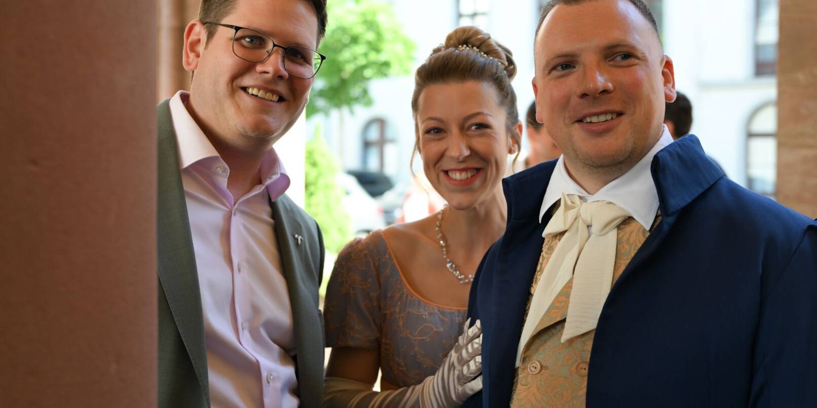 Das Hessenstagspaar hat die Farben seines Outfits nach Bedeutung ausgesucht. Das Hessenstagspaar hat die Farben seines Outfits nach Bedeutung ausgesucht.