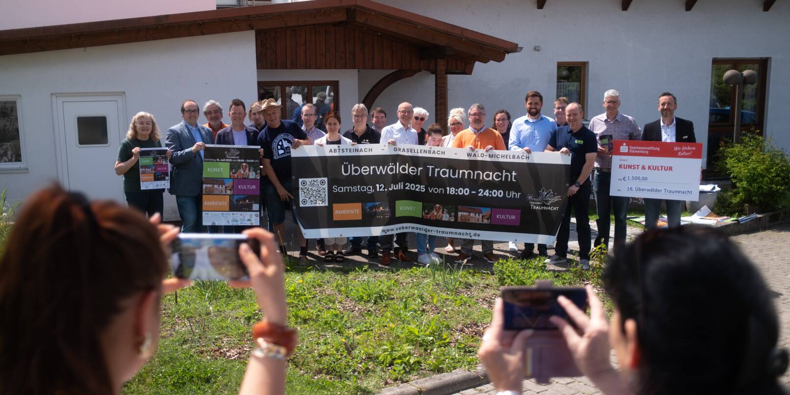 Sie sind bereit für die 16. Überwälder Traumnacht: Am 12. Juli wird wieder jede Menge Kunst und Kultur in den drei Überwald-Gemeinden Wald-Michelbach, Grasellenbach und Abtsteinach geboten. Unser Bild zeigt Organisatoren, Sponsoren und Vertreter beteiligter Vereine. Sie sind bereit für die 16. Überwälder Traumnacht: Am 12. Juli wird wieder jede Menge Kunst und Kultur in den drei Überwald-Gemeinden Wald-Michelbach, Grasellenbach und Abtsteinach geboten. Unser Bild zeigt Organisatoren, Sponsoren und Vertreter beteiligter Vereine.