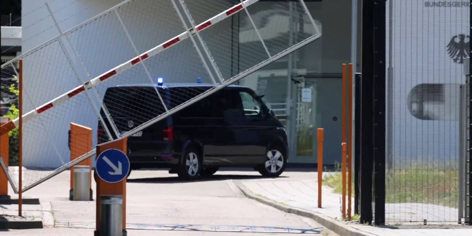 Die Bundesanwaltschaft lässt die Beschuldigten nach Karlsruhe bringen. Die Bundesanwaltschaft lässt die Beschuldigten nach Karlsruhe bringen.