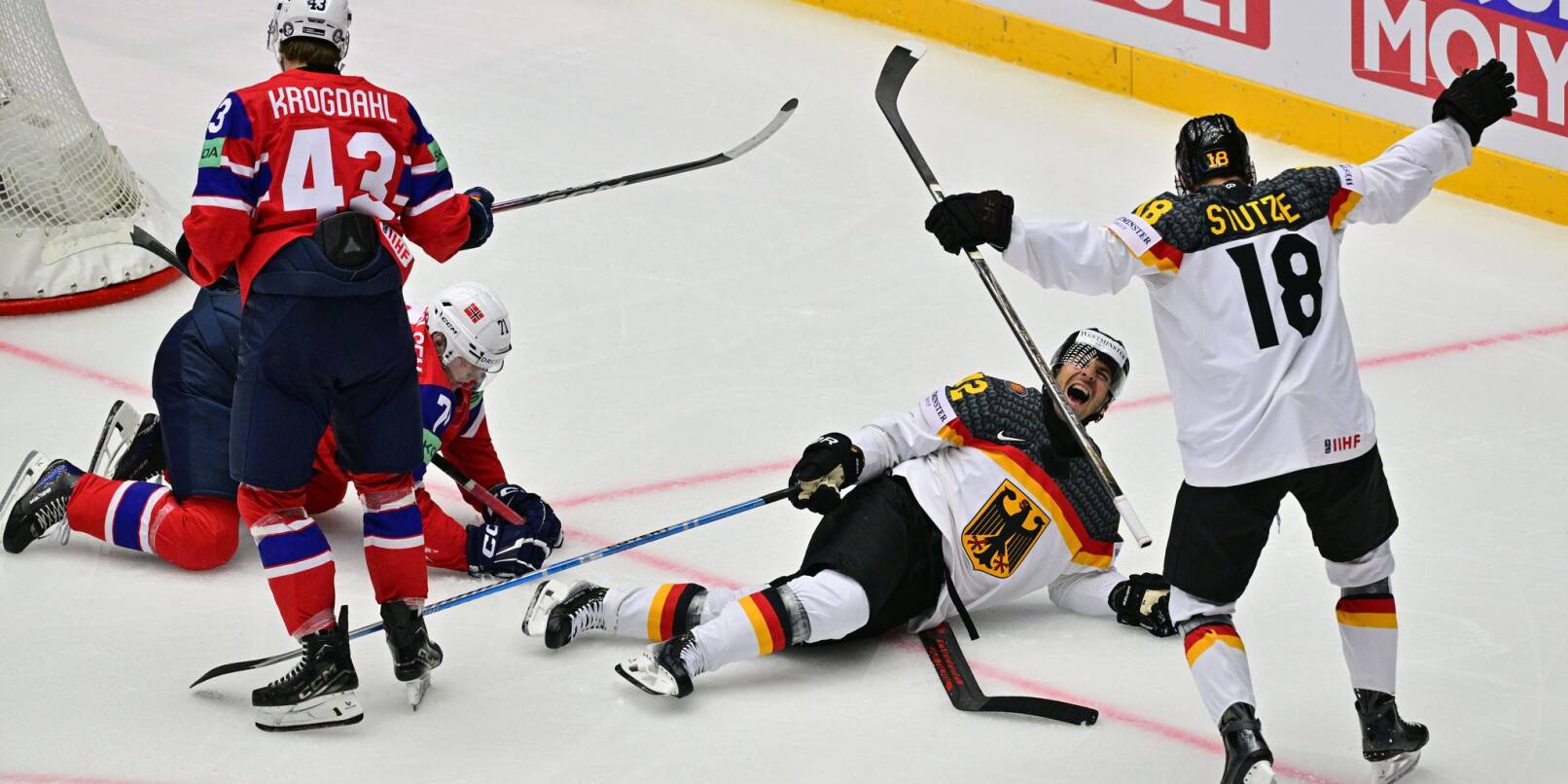 NHL-Star Tim Stützle jubelt über seine ersten WM-Punkte. NHL-Star Tim Stützle jubelt über seine ersten WM-Punkte.