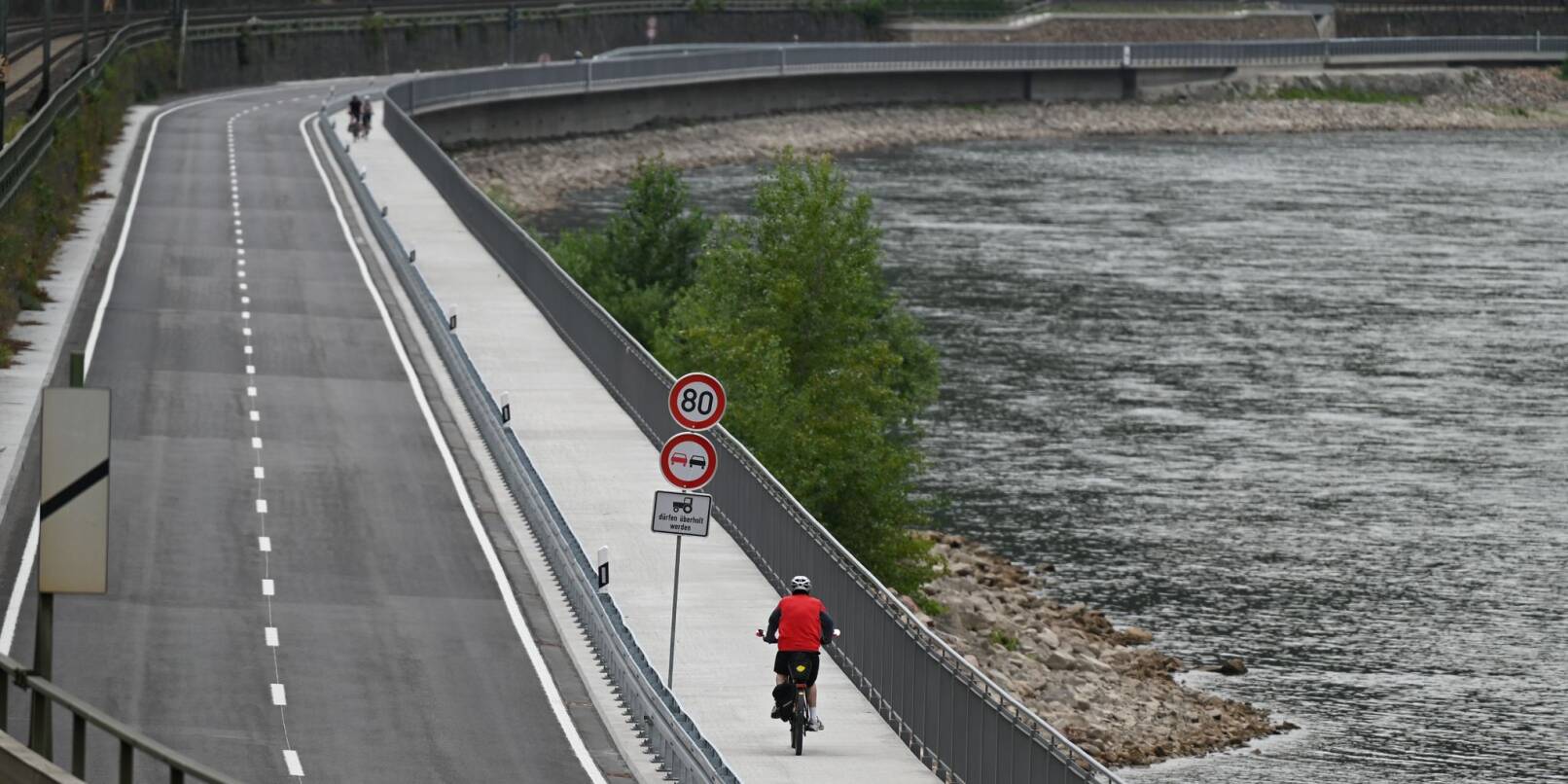 Der Ausbau der Radwege in Hessen geht nur langsam voran. (Archivbild) Der Ausbau der Radwege in Hessen geht nur langsam voran. (Archivbild)