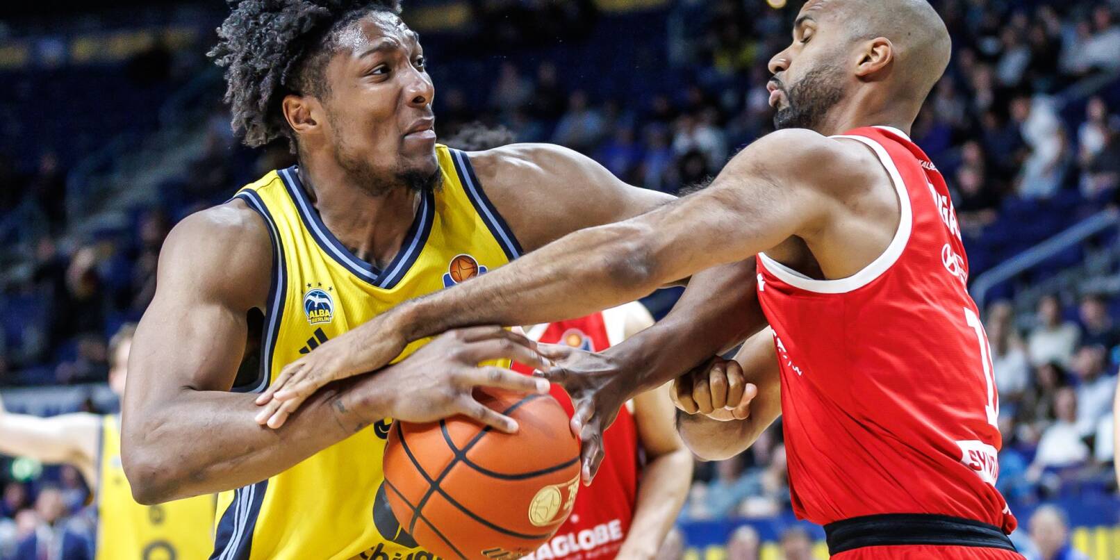 Alba-Center David McCormack wird vom MBC-Akteur Akeem Vargas attackiert. Alba-Center David McCormack wird vom MBC-Akteur Akeem Vargas attackiert.