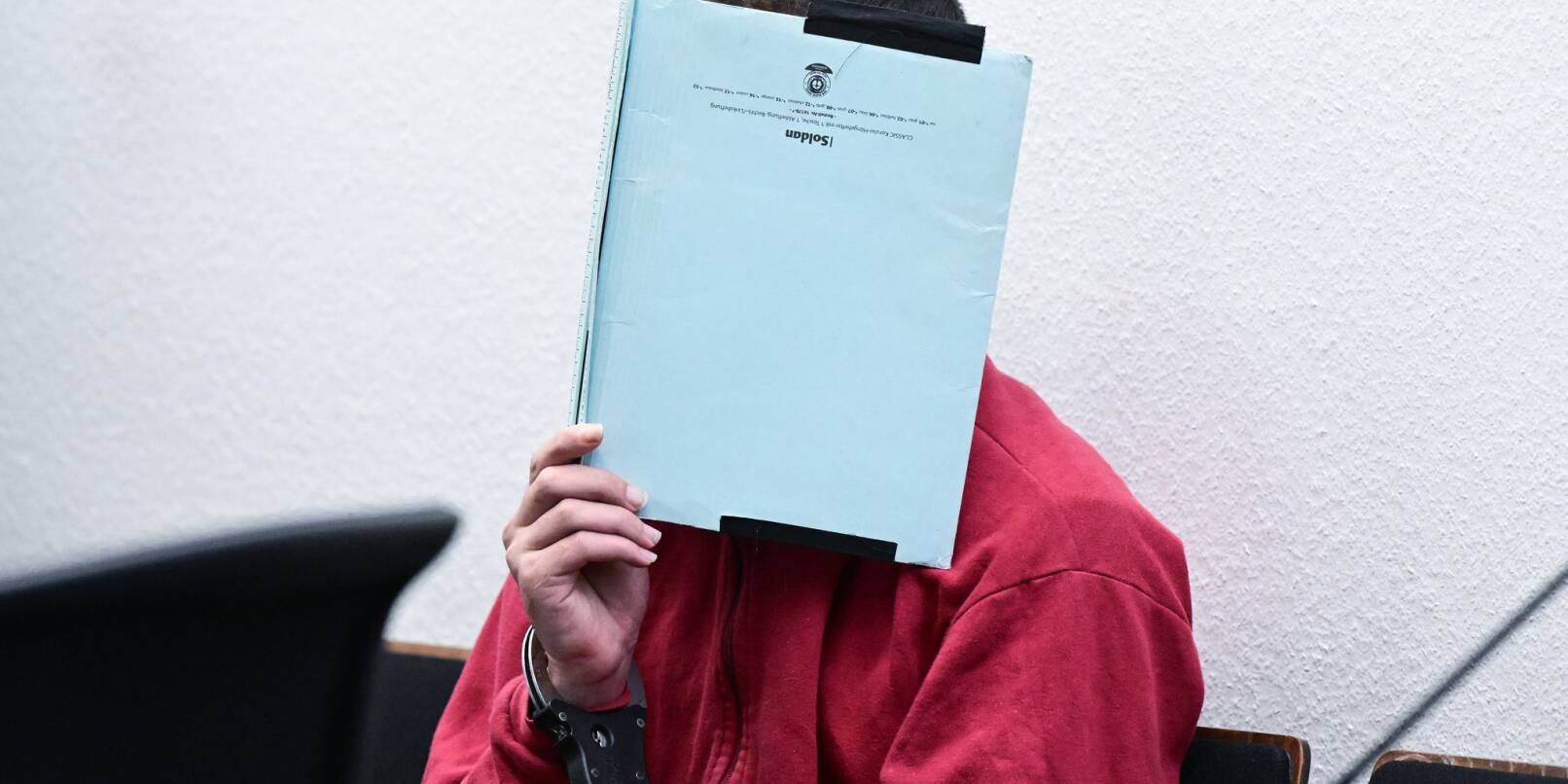 Der angeklagte Flüchtling will sich nach dem tödlichen Messerangriff auf einen Jogger in Hochdorf im Prozess nicht näher zu den Vorwürfen äußern. Der angeklagte Flüchtling will sich nach dem tödlichen Messerangriff auf einen Jogger in Hochdorf im Prozess nicht näher zu den Vorwürfen äußern.