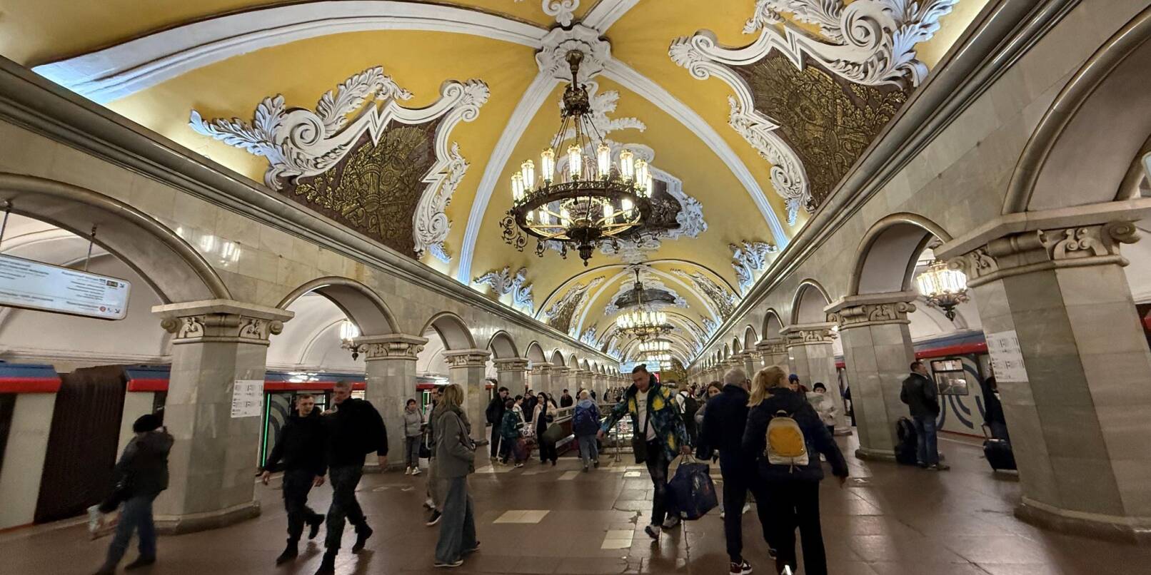 Moskaus Metro feiert in diesem Jahr ihr 90-jähriges Bestehen - die Station Komsomolskaja ist besonders prachtvoll. Moskaus Metro feiert in diesem Jahr ihr 90-jähriges Bestehen - die Station Komsomolskaja ist besonders prachtvoll.