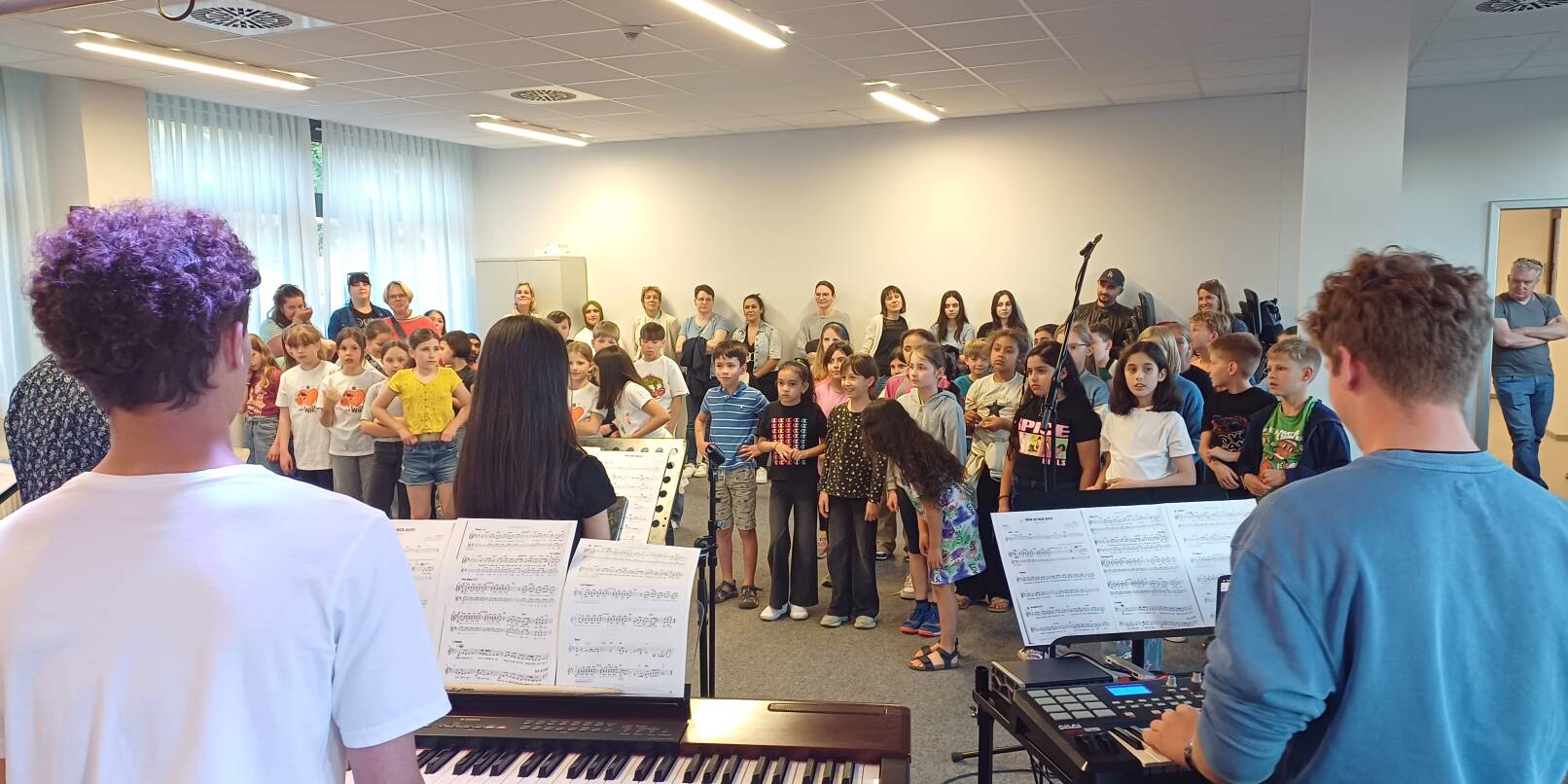 Chorprobe im Saal der Musikschule Badische Bergstraße für das große Abschlusskonzert am Sonntag. Chorprobe im Saal der Musikschule Badische Bergstraße für das große Abschlusskonzert am Sonntag.