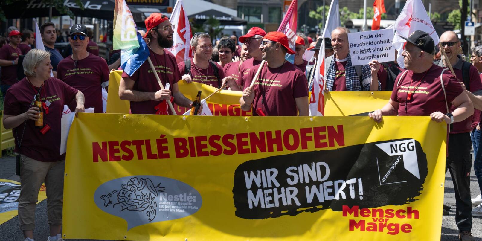 Nestlé-Beschäftigte kämpfen um ihre Jobs. Nestlé-Beschäftigte kämpfen um ihre Jobs.
