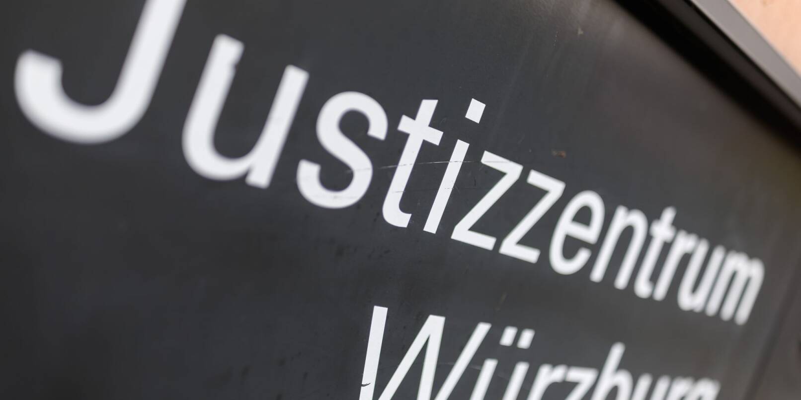 Zwei Männer wurden wegen bewaffneten Diebstahls verurteilt. (Symbolbild) Zwei Männer wurden wegen bewaffneten Diebstahls verurteilt. (Symbolbild)