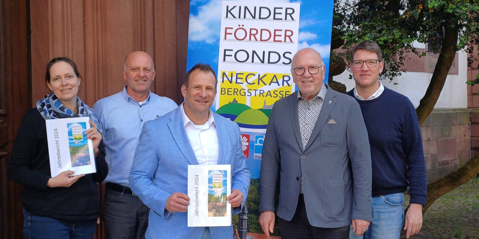 Yolinda Küstermann, Hansjörg Rapp, Achim Weitz, Klaus Rapp und Dr. Stefan Royar (von links) präsentieren die Bilanz 2024 des Kinderförderfonds Neckar-Bergstraße. Yolinda Küstermann, Hansjörg Rapp, Achim Weitz, Klaus Rapp und Dr. Stefan Royar (von links) präsentieren die Bilanz 2024 des Kinderförderfonds Neckar-Bergstraße.