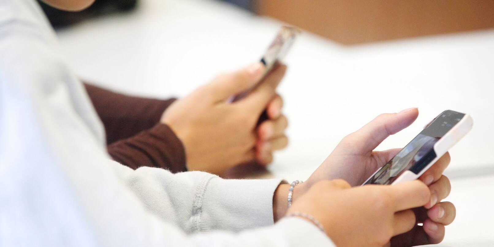 Pause mit Handy? Künftig nur noch selten: Hessens Landesregierung plant ein Verbot der privaten Gerätenutzung an Schulen. (Symbolfoto) Pause mit Handy? Künftig nur noch selten: Hessens Landesregierung plant ein Verbot der privaten Gerätenutzung an Schulen. (Symbolfoto)