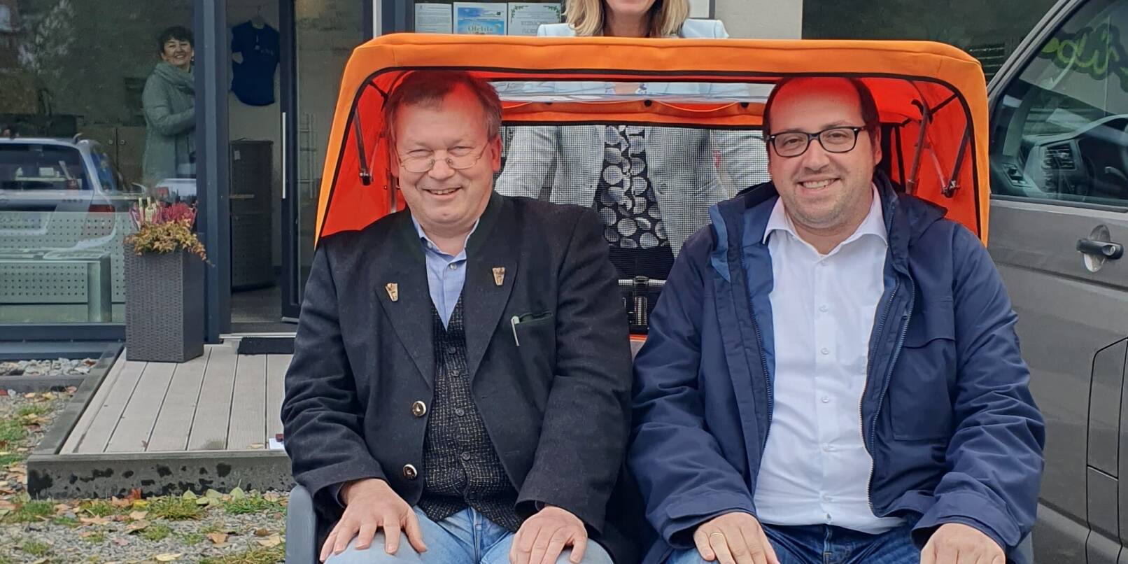 Im Überwald erlebte die E-Rikscha eine mehrmonatige Testphase. Fürs Foto nahmen seinerzeit die Bürgermeister der Region Platz auf dem Gefährt: Markus Röth aus Grasellenbach und Sascha Weber, Rathauschef aus Wald-Michelbach, (von links) ließen sich von ihrer damaligen Amtskollegin aus Abtsteinach, Angelika Beckenbach, chauffieren. Im Überwald erlebte die E-Rikscha eine mehrmonatige Testphase. Fürs Foto nahmen seinerzeit die Bürgermeister der Region Platz auf dem Gefährt: Markus Röth aus Grasellenbach und Sascha Weber, Rathauschef aus Wald-Michelbach, (von links) ließen sich von ihrer damaligen Amtskollegin aus Abtsteinach, Angelika Beckenbach, chauffieren.