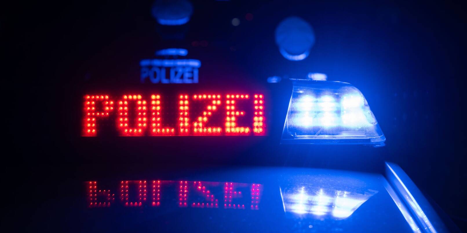 Insgesamt drei Menschen werden bei dem Unfall verletzt, zwei von ihnen schwer. (Symbolbild) Insgesamt drei Menschen werden bei dem Unfall verletzt, zwei von ihnen schwer. (Symbolbild)