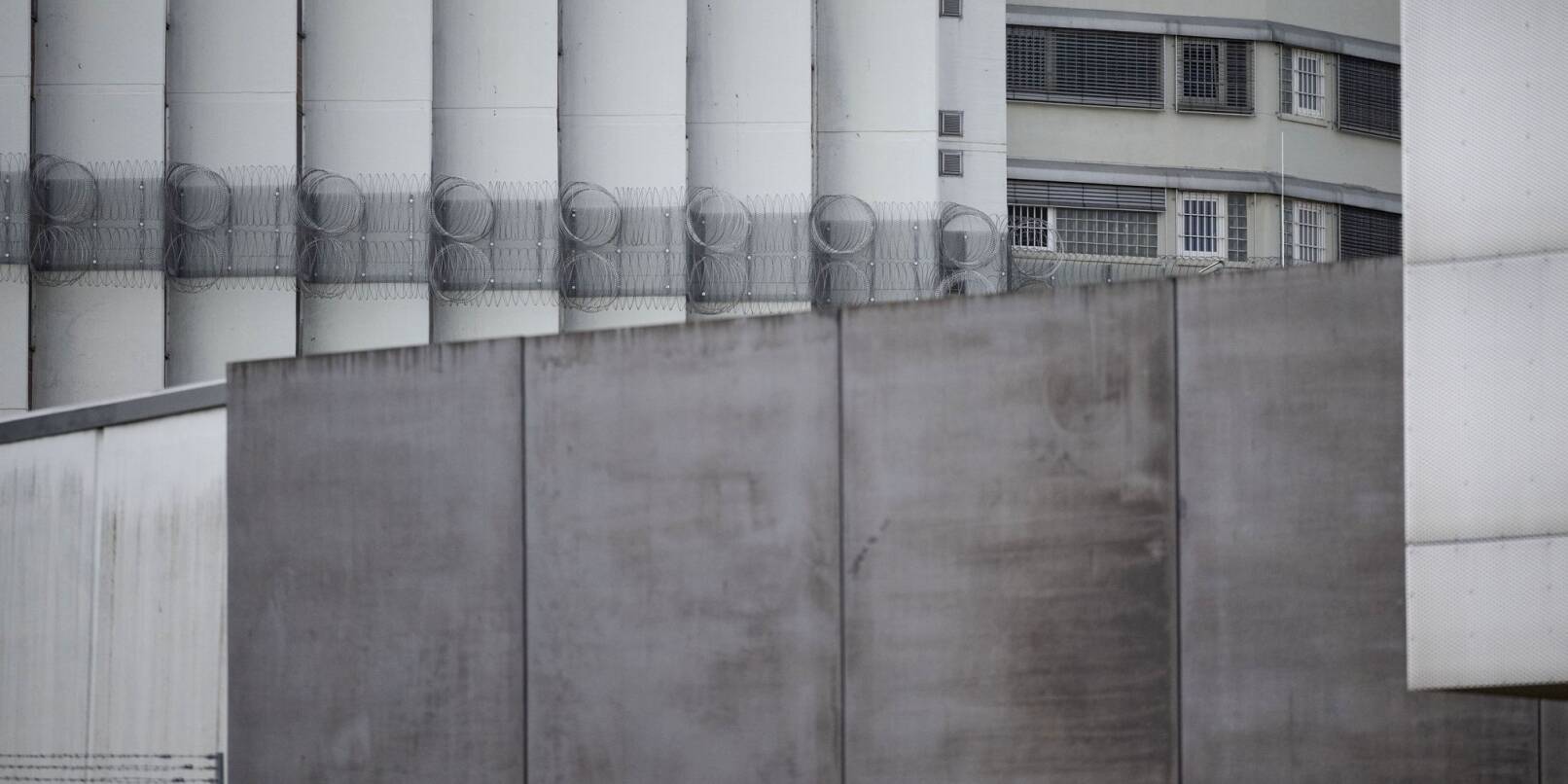 Das Stammheimer Gefängnis und die benachbarte Mehrzweckhalle erinnern auch 50 Jahre nach Prozessbeginn an die damals angeklagten RAF-Terroristen. (Archiv) Das Stammheimer Gefängnis und die benachbarte Mehrzweckhalle erinnern auch 50 Jahre nach Prozessbeginn an die damals angeklagten RAF-Terroristen. (Archiv)