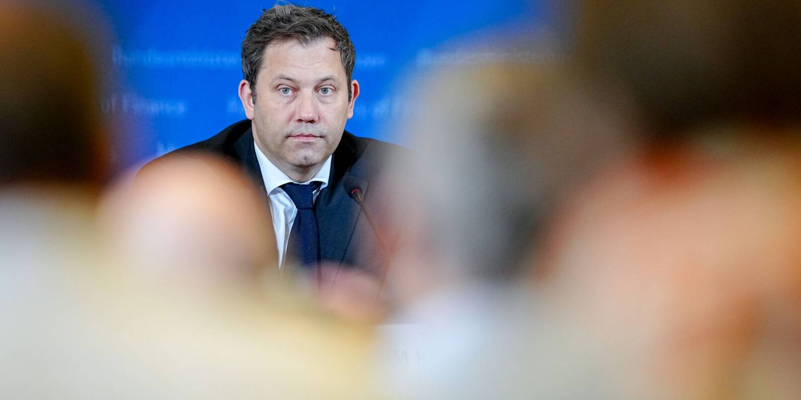 Das Ergebnis der Steuerschätzer sei weitgehend so, wie es während der Koalitionsverhandlungen schon erwartet wurde, sagte der Finanzminister. Das Ergebnis der Steuerschätzer sei weitgehend so, wie es während der Koalitionsverhandlungen schon erwartet wurde, sagte der Finanzminister.