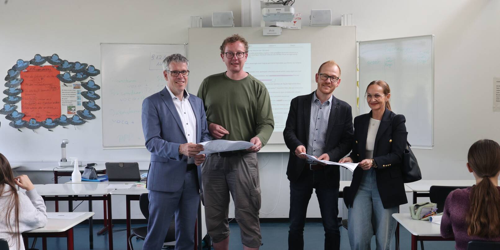 Bei einem Vor-Ort-Termin machten sich die Verantwortlichen beim Kreis Bergstraße selbst ein Bild vom Überwald-Gymnasium. Unser Bild zeigt (von links) Landrat Christian Engelhardt, Johannes Kühn und Astrid Hartmann vom Eigenbetrieb Schule und Gebäudewirtschaft sowie Schulleiter Ekkehard Müller. Bei einem Vor-Ort-Termin machten sich die Verantwortlichen beim Kreis Bergstraße selbst ein Bild vom Überwald-Gymnasium. Unser Bild zeigt (von links) Landrat Christian Engelhardt, Johannes Kühn und Astrid Hartmann vom Eigenbetrieb Schule und Gebäudewirtschaft sowie Schulleiter Ekkehard Müller.