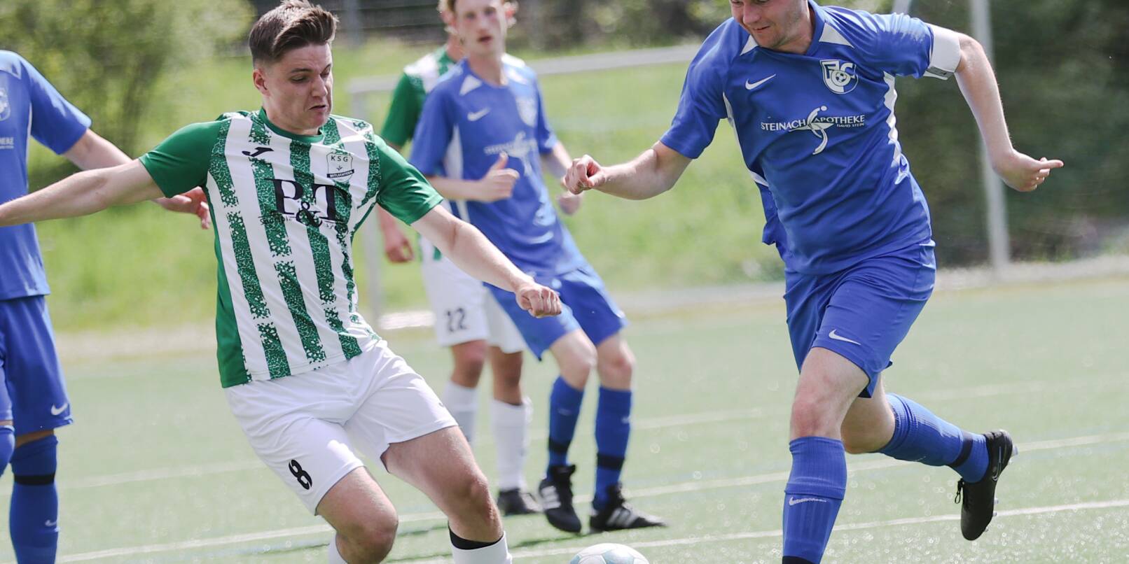 Felix Roth zieht gegen Mitlechterns Jannis Finn Hirsch den Sprint an: Der FC Ober-Abtsteinach darf in Biblis nicht verlieren, sonst steht der Abstieg fest. Felix Roth zieht gegen Mitlechterns Jannis Finn Hirsch den Sprint an: Der FC Ober-Abtsteinach darf in Biblis nicht verlieren, sonst steht der Abstieg fest.