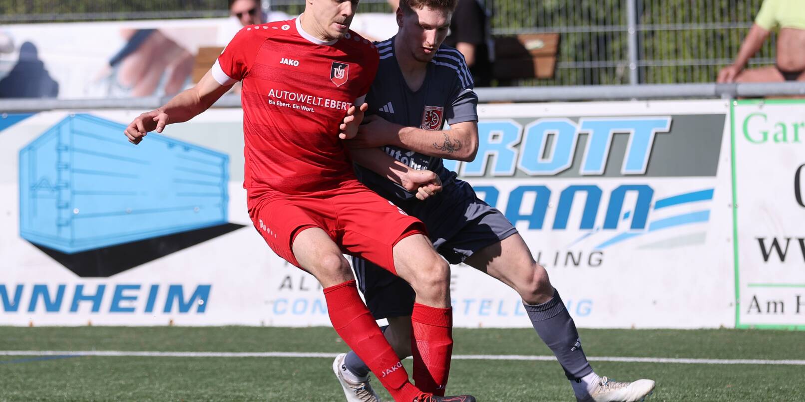 Auf die Zweikampfstärke von Jan Mayer (links) wird es für den SV Unter-Flockenbach im vielleicht vorentscheidenden Spiel beim SC Waldgirmes ankommen. Auf die Zweikampfstärke von Jan Mayer (links) wird es für den SV Unter-Flockenbach im vielleicht vorentscheidenden Spiel beim SC Waldgirmes ankommen.