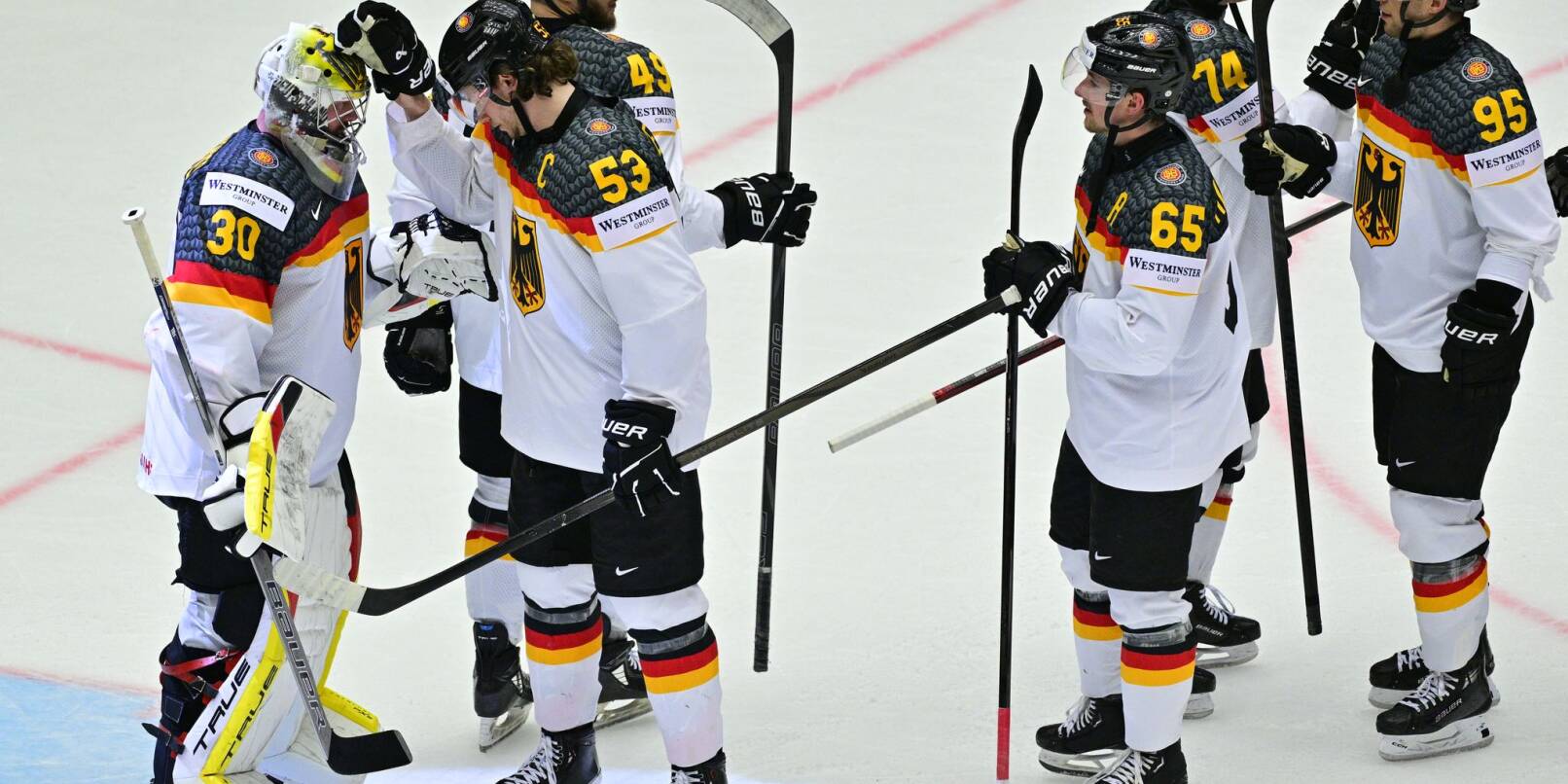 Nach dem Loch im Eis aus dem Norwegen-Spiel hat der Eishockey-Verband nun eine erste Maßnahme getroffen. Nach dem Loch im Eis aus dem Norwegen-Spiel hat der Eishockey-Verband nun eine erste Maßnahme getroffen.