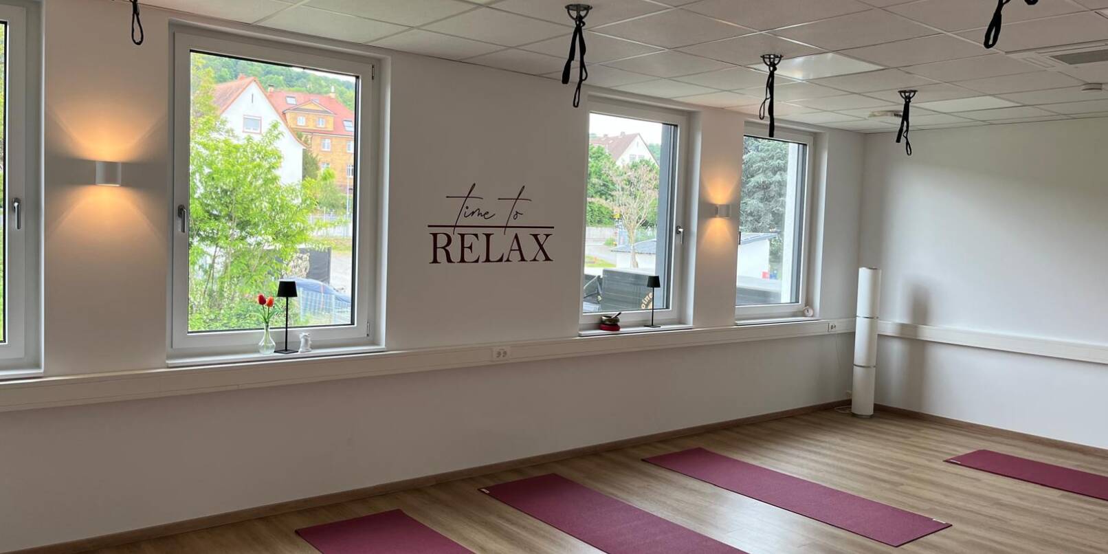 „Relax“: Alle Kursräume im neuen Pilates-Körperatelier in der Bergstraße 165 sind klimatisiert und einladend gestaltet. Das Mattentraining findet in kleinen Gruppen persönlich angeleitet statt. Jeder kann in seinem Tempo Fitness und Körperspannung aufbauen. „Relax“: Alle Kursräume im neuen Pilates-Körperatelier in der Bergstraße 165 sind klimatisiert und einladend gestaltet. Das Mattentraining findet in kleinen Gruppen persönlich angeleitet statt. Jeder kann in seinem Tempo Fitness und Körperspannung aufbauen.