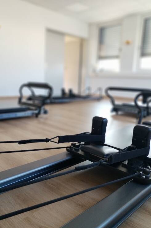 Das Pilates-Körperatelier verfügt über vier hochmoderne Allegro-Geräte. Annette Neuhaus und Jessica Wiggershaus stellen sich ganz auf die Bedürfnisse der Teilnehmer ein. Pilates Allegro ist sowohl für Einsteiger als auch Fortgeschrittene bestens geeignet – und äußerst effektiv. Das Pilates-Körperatelier verfügt über vier hochmoderne Allegro-Geräte. Annette Neuhaus und Jessica Wiggershaus stellen sich ganz auf die Bedürfnisse der Teilnehmer ein. Pilates Allegro ist sowohl für Einsteiger als auch Fortgeschrittene bestens geeignet – und äußerst effektiv.