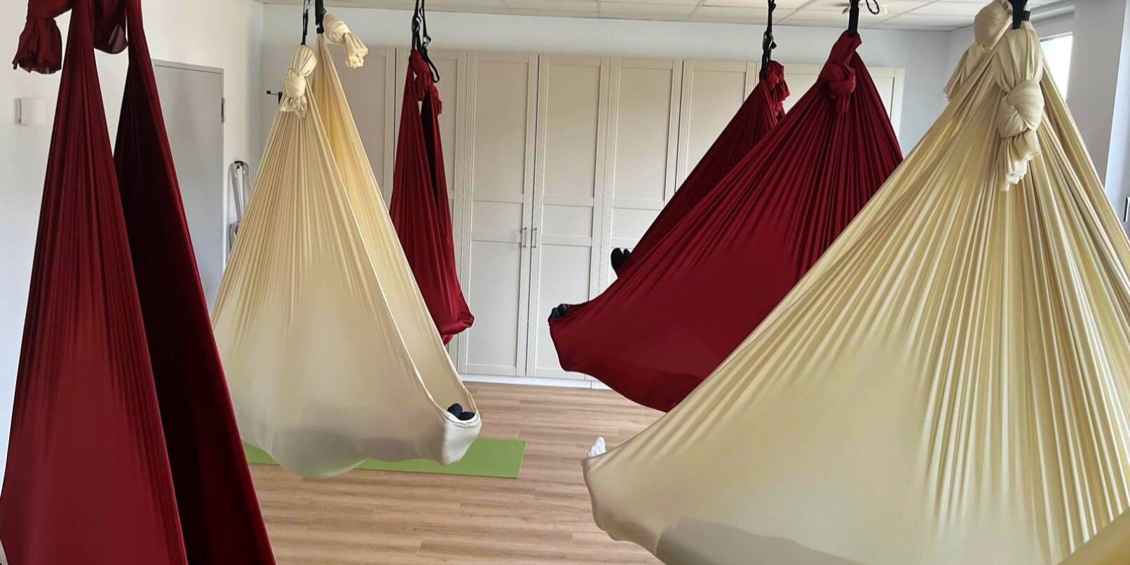 Flying Pilates ist mehr als nur ein Trend, hier kann man sich ordentlich auspowern. Wichtig ist die fachkundige Anleitung durch die beiden zertifizierten Pilates-Trainerinnen, die in der Anwendung mit den „schwebenden Tüchern“ über hinreichende Praxiserfahrung verfügen und wissen, worauf es bei den Bewegungen ankommt. Flying Pilates ist mehr als nur ein Trend, hier kann man sich ordentlich auspowern. Wichtig ist die fachkundige Anleitung durch die beiden zertifizierten Pilates-Trainerinnen, die in der Anwendung mit den „schwebenden Tüchern“ über hinreichende Praxiserfahrung verfügen und wissen, worauf es bei den Bewegungen ankommt.