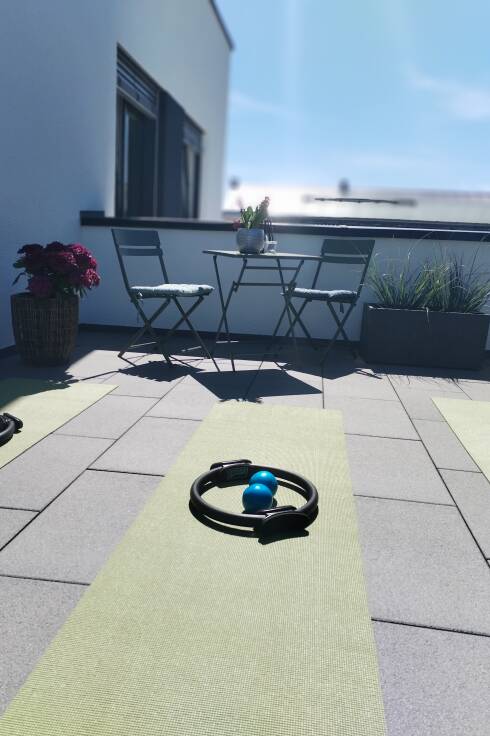 Ein echtes Schmuckstück ist die weiträumige Terrasse, die zum neuen Pilates-Studio in Weinheim-Nord gehört. An schönen Tagen kann ein Mattenkurs ins Freie verlegt werden. Auch perfekt für eine kurze Verschnaufpause nach dem Training. Ein echtes Schmuckstück ist die weiträumige Terrasse, die zum neuen Pilates-Studio in Weinheim-Nord gehört. An schönen Tagen kann ein Mattenkurs ins Freie verlegt werden. Auch perfekt für eine kurze Verschnaufpause nach dem Training.