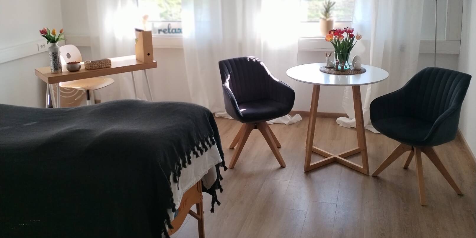 Hier ist die Ruhe zu Hause – und die Entspannung. Neben den Kursangeboten bieten Annette Neuhaus und Jessica Wiggershaus in einem separaten Behandlungszimmer unter anderem individuelle Faszienmassagen an. Hier ist die Ruhe zu Hause – und die Entspannung. Neben den Kursangeboten bieten Annette Neuhaus und Jessica Wiggershaus in einem separaten Behandlungszimmer unter anderem individuelle Faszienmassagen an.