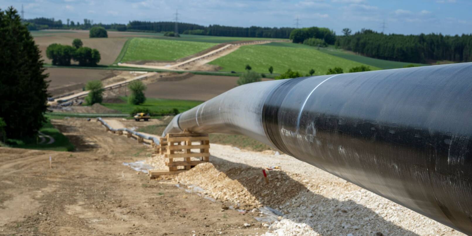 Die fast 41 Kilometer lange Gasfernleitung „Augusta“ von Wertingen nach Kötz soll die Erdgasversorgung in Bayern und Baden-Württemberg verbessern. Die fast 41 Kilometer lange Gasfernleitung „Augusta“ von Wertingen nach Kötz soll die Erdgasversorgung in Bayern und Baden-Württemberg verbessern.