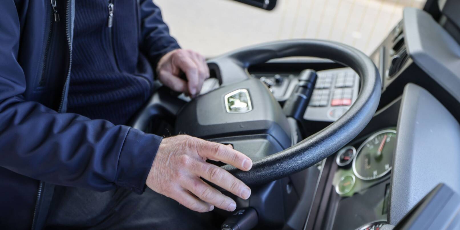 Jährlich gehen dem VDV zufolge rund 6.000 Bus- und Tramfahrer in den Ruhestand. (Archivbild) Jährlich gehen dem VDV zufolge rund 6.000 Bus- und Tramfahrer in den Ruhestand. (Archivbild)