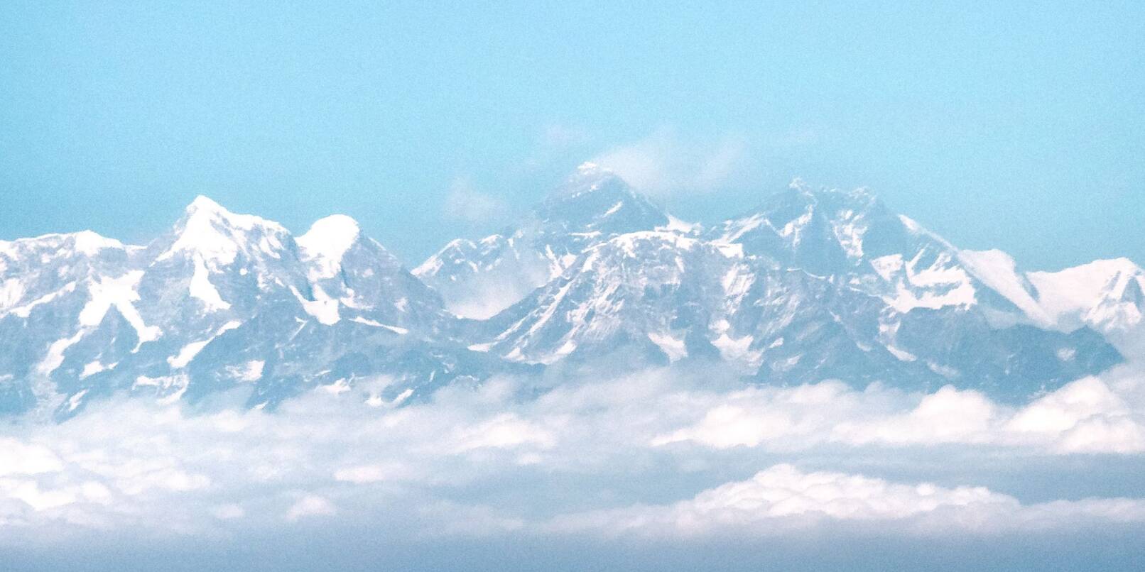 Der Mount Everest vom Flugzeug aus gesehen. (Foto Archiv). Der Mount Everest vom Flugzeug aus gesehen. (Foto Archiv).
