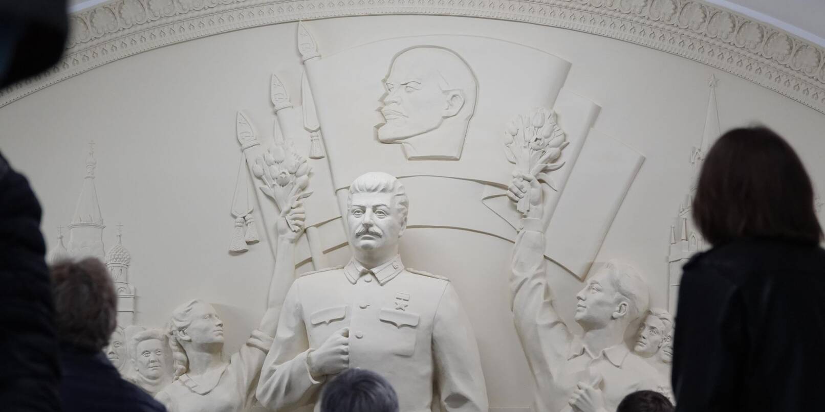 Historiker machen Sowjetdiktator Josef Stalin für den Tod von Millionen Menschen verantwortlich - nun erinnert ein Denkmal in der Moskauer Metro an ihn. Historiker machen Sowjetdiktator Josef Stalin für den Tod von Millionen Menschen verantwortlich - nun erinnert ein Denkmal in der Moskauer Metro an ihn.