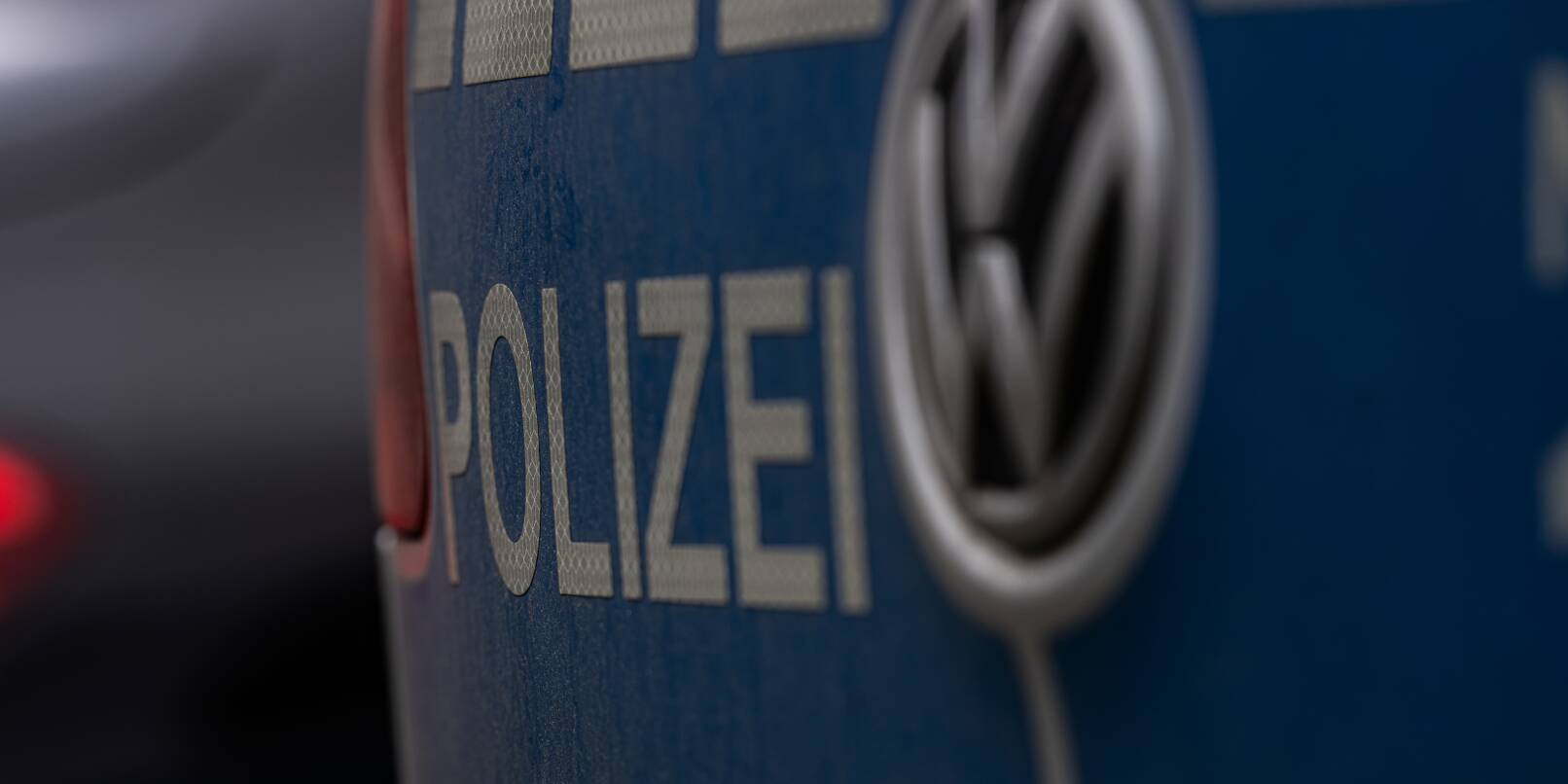 Bei dem Unfall entstand ein erheblicher Sachschaden (Symbolbild). Bei dem Unfall entstand ein erheblicher Sachschaden (Symbolbild).