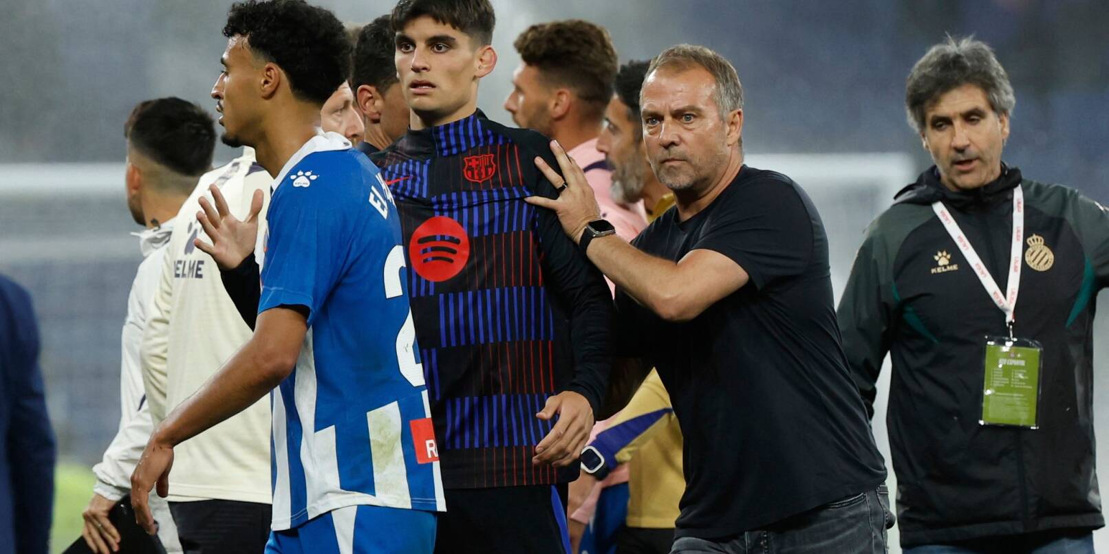 Hansi Flick wird Meister in Spanien, wollte auf dem Platz aber nicht groß feiern. Hansi Flick wird Meister in Spanien, wollte auf dem Platz aber nicht groß feiern.