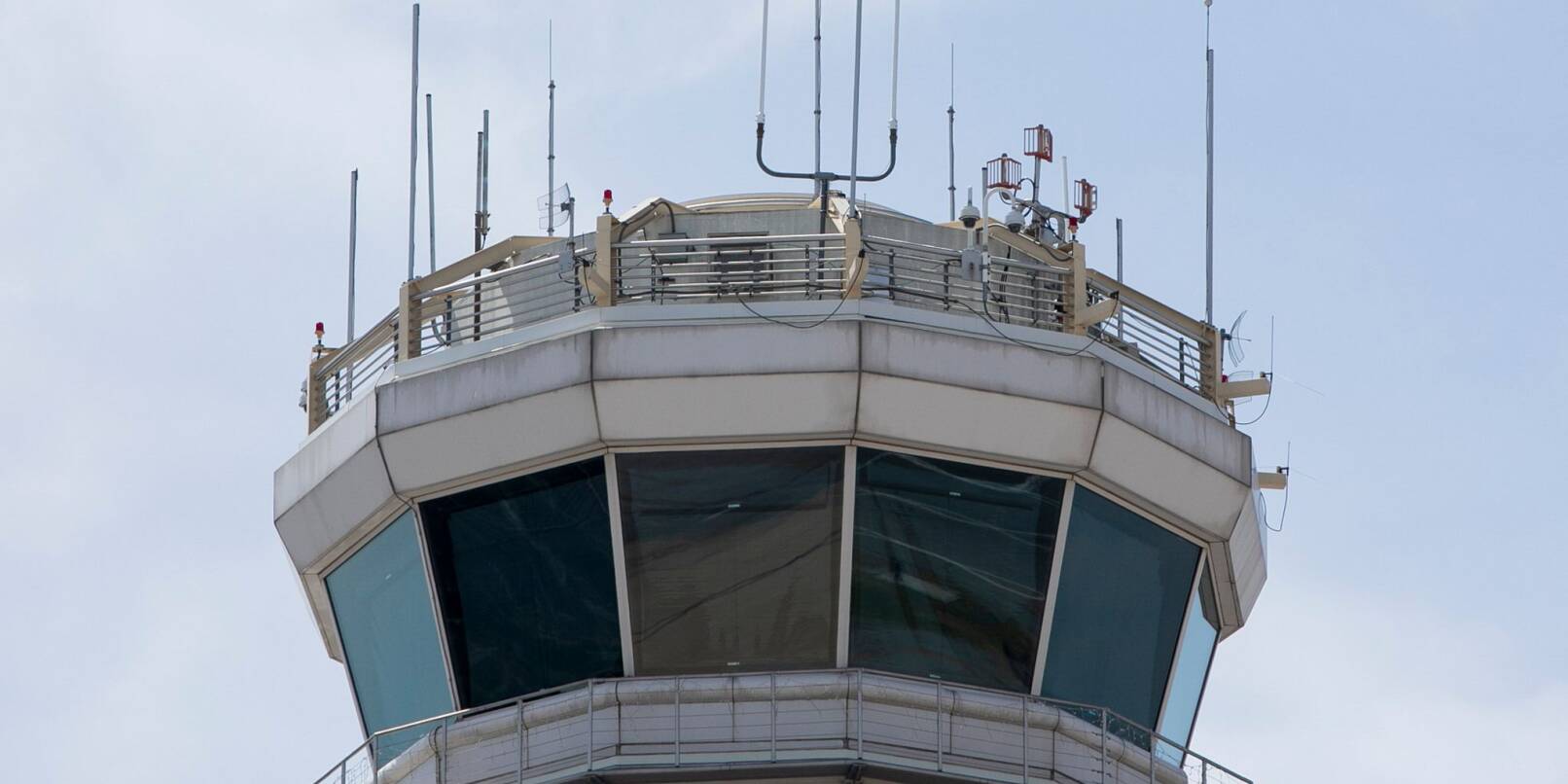 Am Flughafen von Denver verloren die Lotsen kurzzeitig den Kontakt zu den Piloten (Symbolbild) Am Flughafen von Denver verloren die Lotsen kurzzeitig den Kontakt zu den Piloten (Symbolbild)