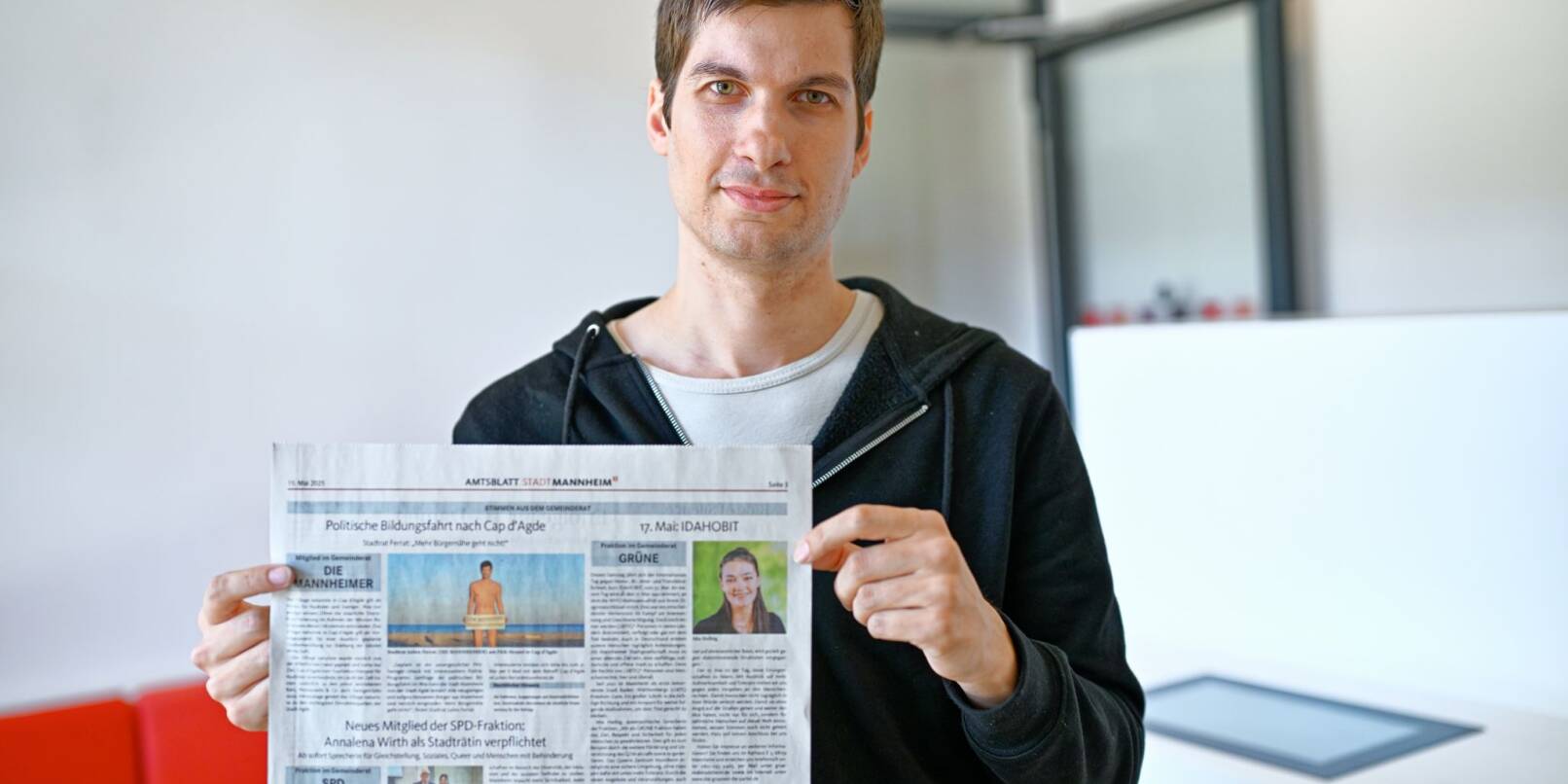 Der 33-Jährige ruft zu einem «unvergesslichen FKK-Swinger-Urlaub mit interessantem Politik-Programm» auf. Der 33-Jährige ruft zu einem «unvergesslichen FKK-Swinger-Urlaub mit interessantem Politik-Programm» auf.