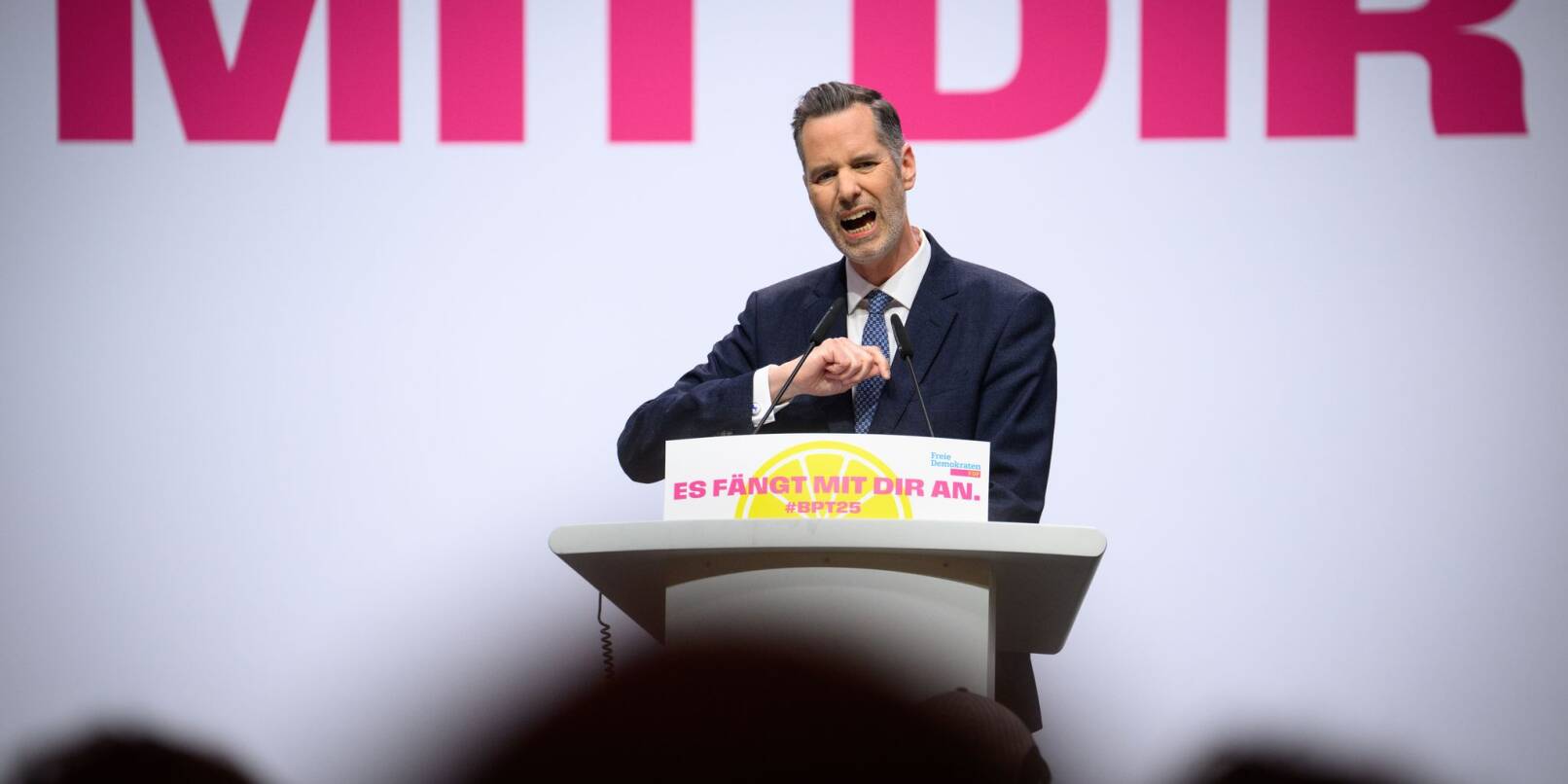 Gibt sich bei seiner Bewerbungsrede für den Parteivorsitz kämpferisch: Christian Dürr. Gibt sich bei seiner Bewerbungsrede für den Parteivorsitz kämpferisch: Christian Dürr.