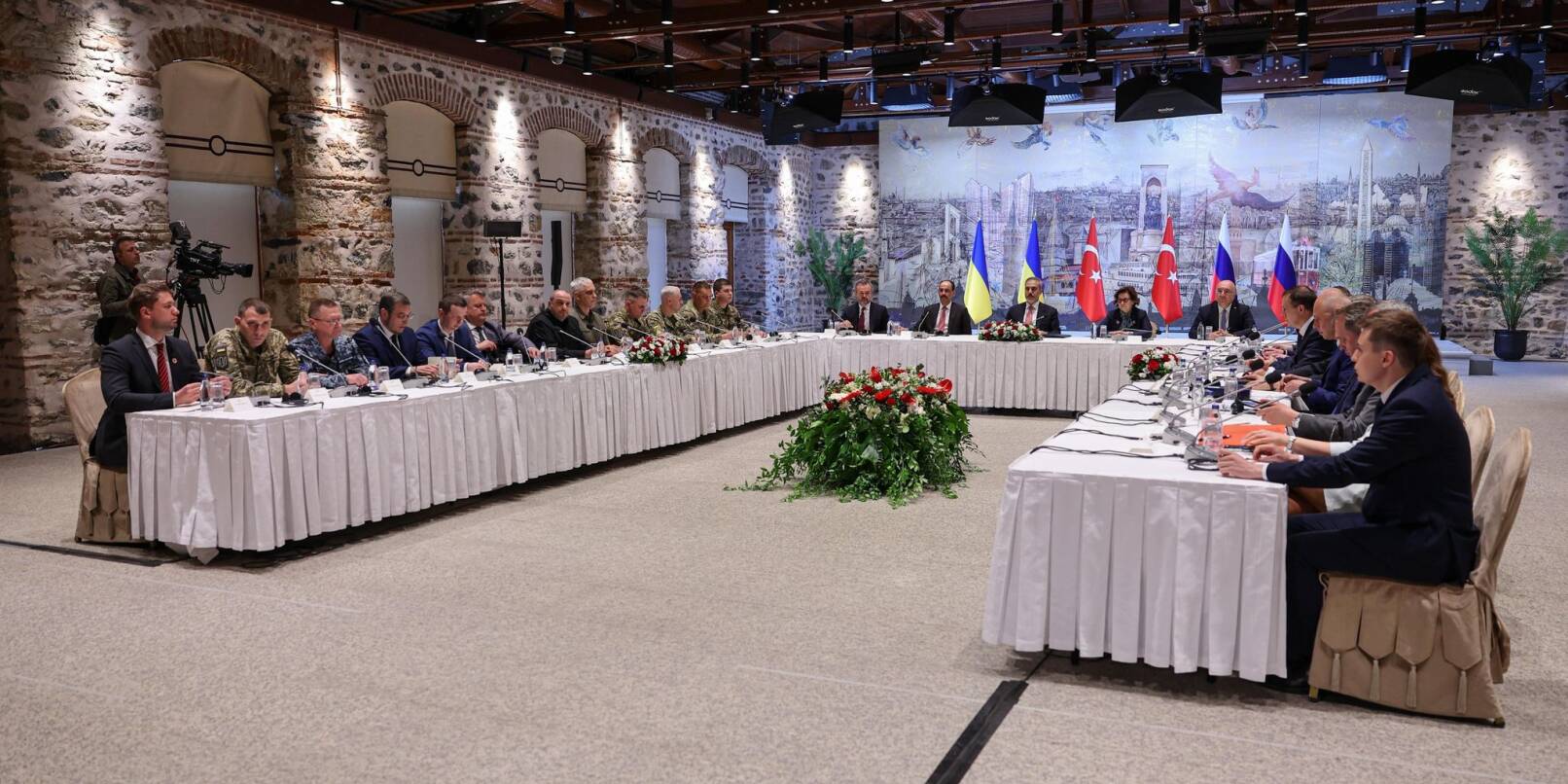 In Istanbul haben erstmals seit drei Jahren ukrainische und russische Vertreter direkte Gespräche über den Ukraine-Krieg geführt. In Istanbul haben erstmals seit drei Jahren ukrainische und russische Vertreter direkte Gespräche über den Ukraine-Krieg geführt.