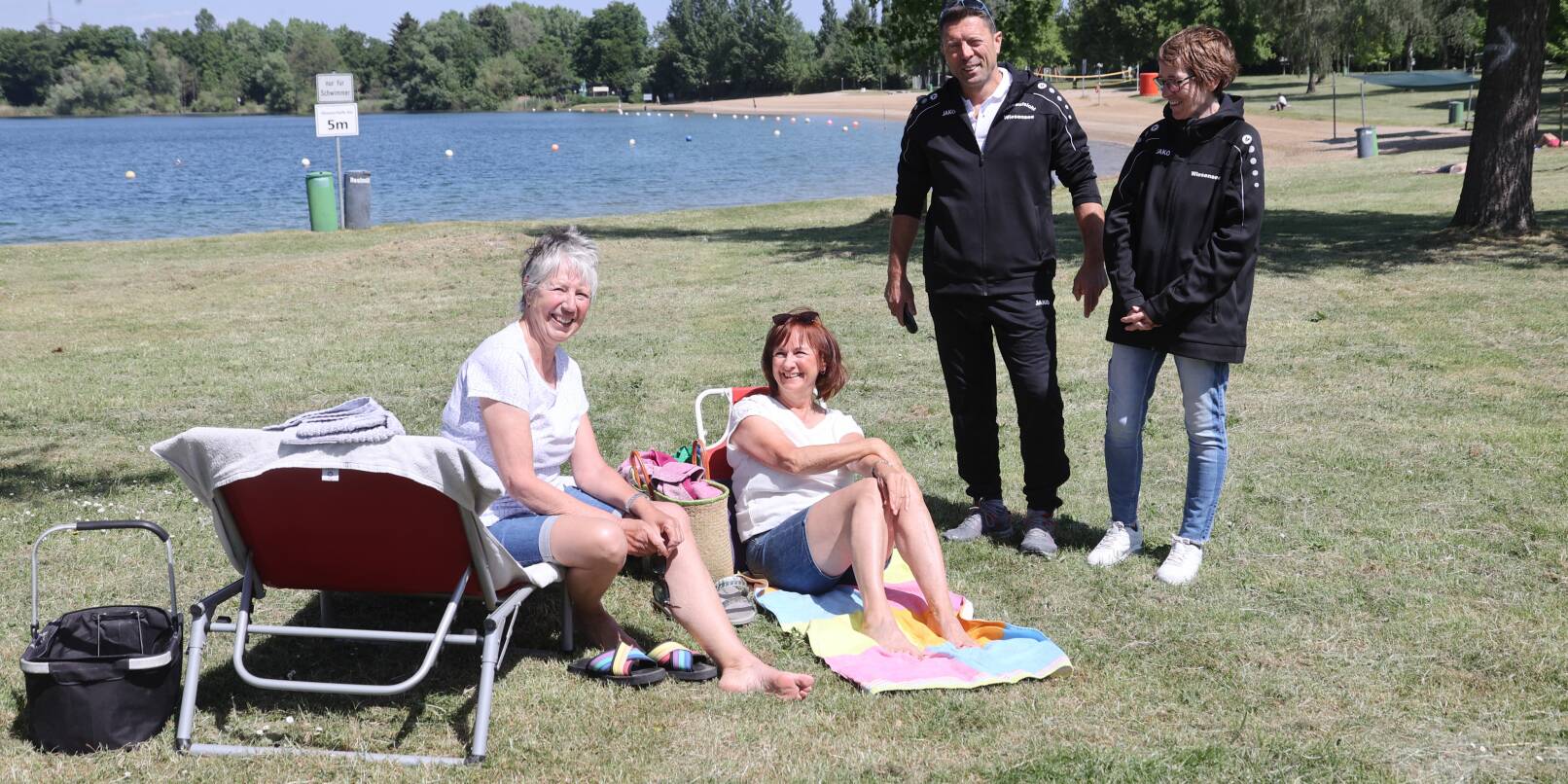 Am Hemsbacher Wiesensee finden sich die ersten Badegäste ein. Am Hemsbacher Wiesensee finden sich die ersten Badegäste ein.