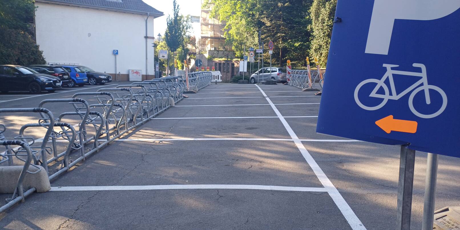 Wer mit dem Fahrrad kommt, kann auf dem Parkplatz am Roten Turm parken und ist dann mitten im Geschehen. Wer mit dem Fahrrad kommt, kann auf dem Parkplatz am Roten Turm parken und ist dann mitten im Geschehen.