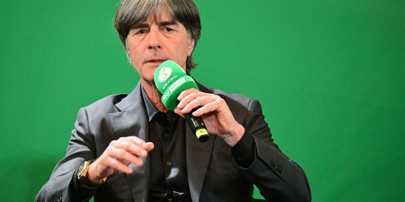 Ex-Bundestrainer Joachim Löw hofft auf einen BVB-Patzer im Saisonfinale der Fußball-Bundesliga. Ex-Bundestrainer Joachim Löw hofft auf einen BVB-Patzer im Saisonfinale der Fußball-Bundesliga.